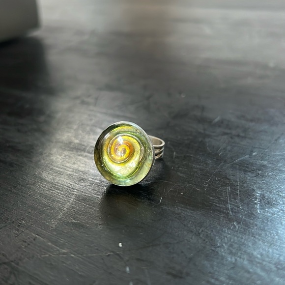 Round statement ring silver toned base glass top with green amber swirl pattern - Picture 4 of 8